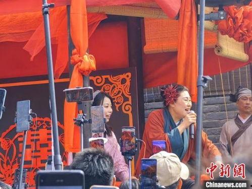 王婆说媒吃瓜现场视频,吃瓜群众围观笑料百出