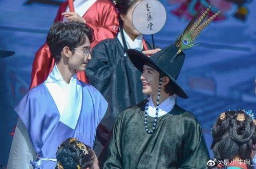 汉服模特小哥哥吃瓜视频,展现古风魅力